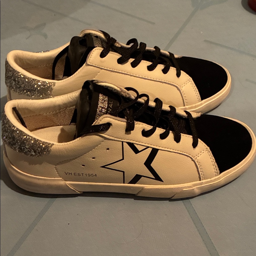 Sneakers Monochrome Sparkly Silver and Glitter Laces Vintage Havana MIKA flats